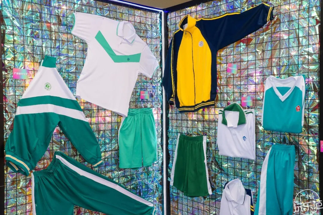 广州100件校服惊现乐峰广场呼唤一场青春的回忆