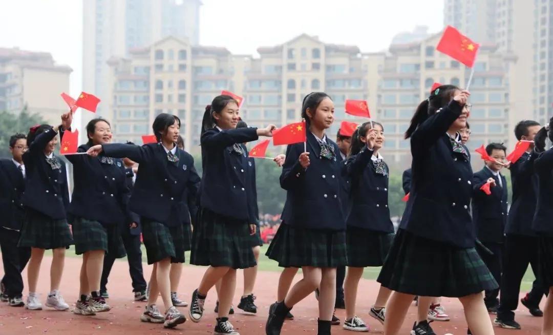 金苹果锦城第一中学学校:成都盐外学校:实验小学后记:校服是学生的