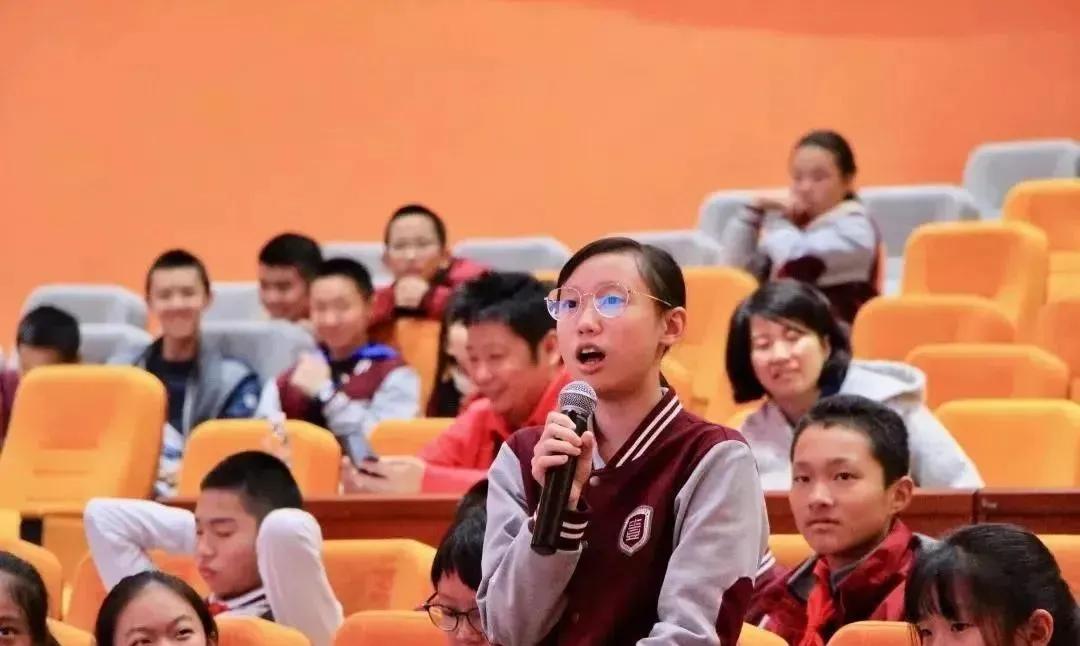 學校:金蘋果錦城第一中學學校:成都鹽外學校:實驗小學後記:校服是學生